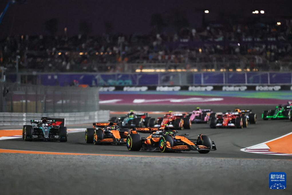 索伯车队鏖战梅赛德斯,汉密尔顿带队取胜 索伯车队鏖战梅赛德斯,汉密尔顿带队取胜