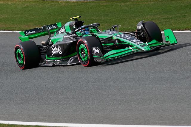 索伯车队鏖战梅赛德斯,汉密尔顿带队取胜 索伯车队鏖战梅赛德斯,汉密尔顿带队取胜