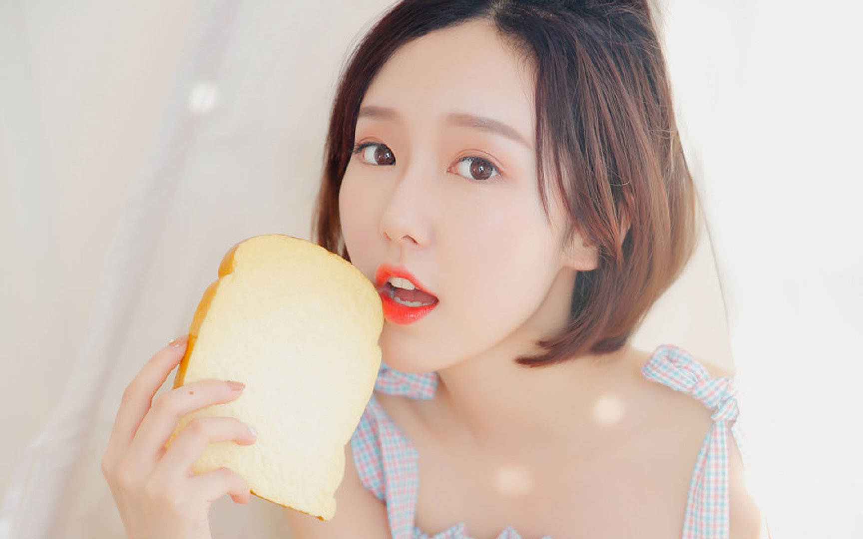 因此,我们需要一个能承载这种不可能事件的标题,以及一篇打破第四面墙、富有哲学思辨意味的文章